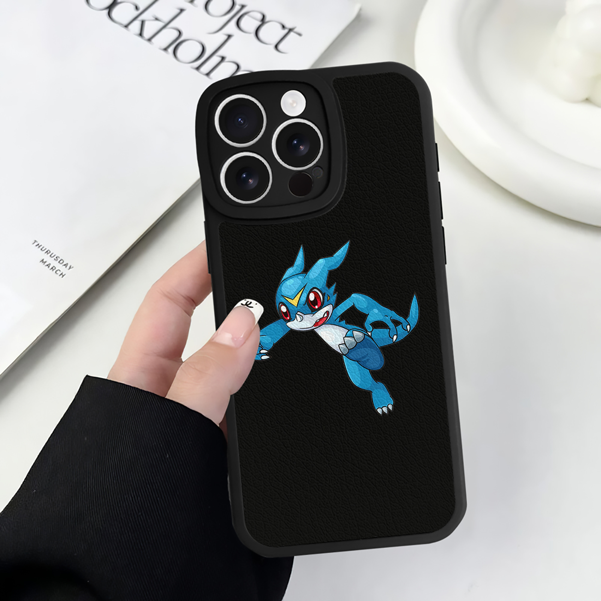 （画像用） Digimon デジタルモンスター/デジモン 【iPhone 16シリーズ対応】シリコンスマホケース（レザー調） 材質：シリコン